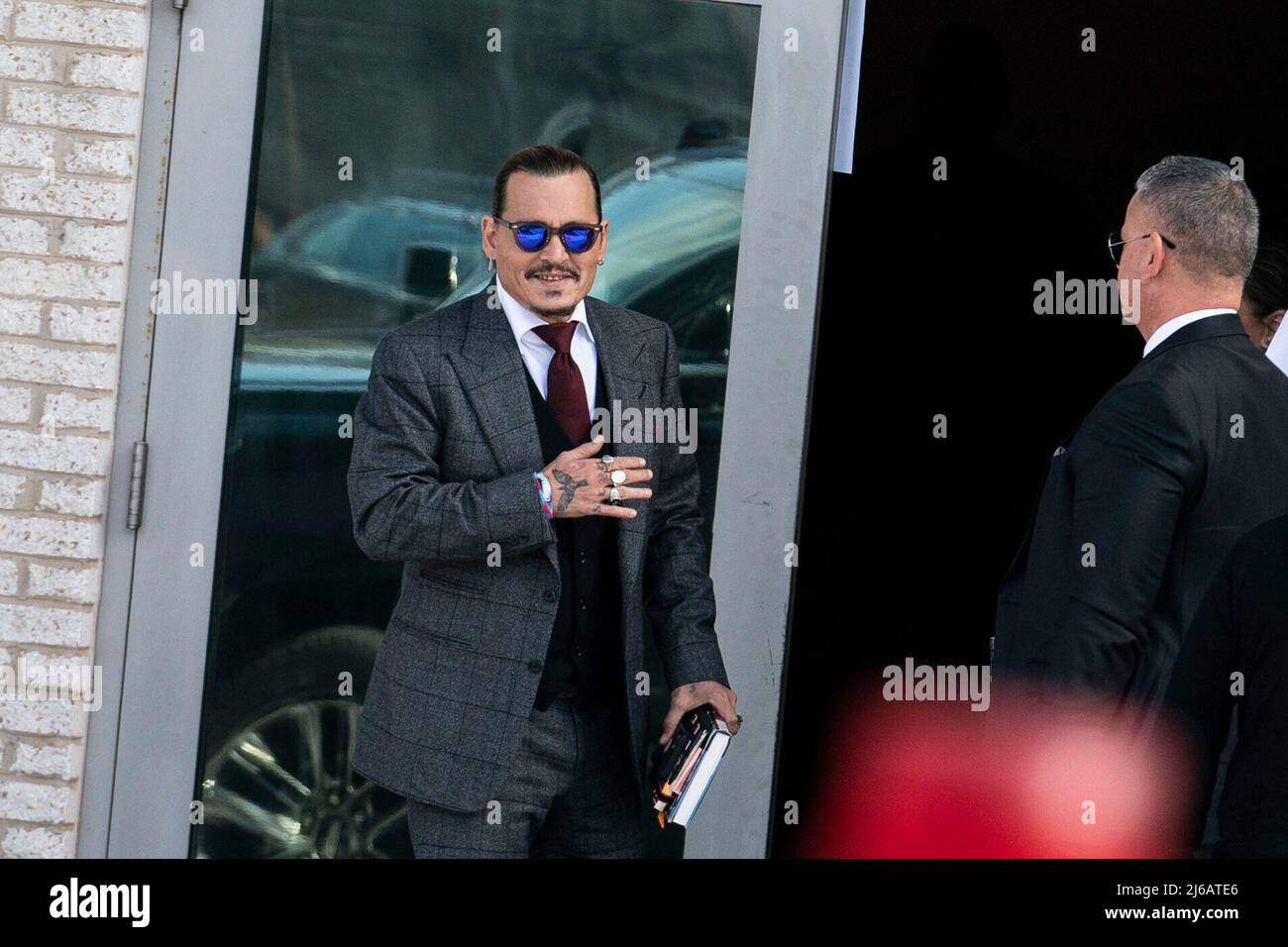 Der Schauspieler Johnny Depp kommt am Donnerstag, dem 28. April 2022, zum Fairfax County Courthouse für das Verleumdungsverfahren gegen die Ex-Frau Amber, das in Fairfax, Virginia, gehört wurde. Kredit: Sarah Silbiger / CNP (BESCHRÄNKUNG: KEINE New York oder New Jersey Zeitungen oder Zeitungen innerhalb eines 75 Meilen Radius von New York City) Stockfoto