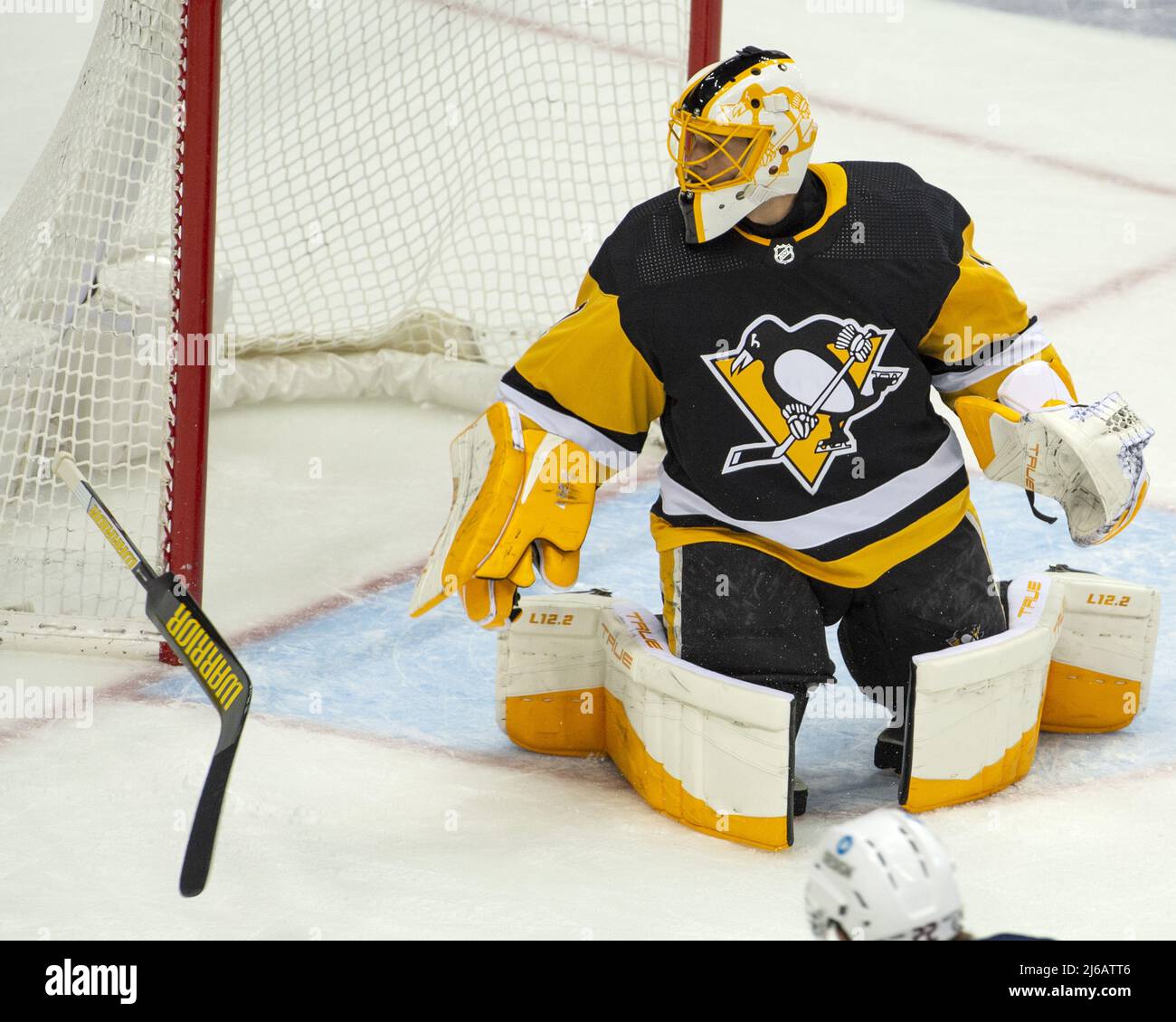 Pittsburgh Penguins Torhüter Casey DeSmith (1) verliert seinen Stock während eines Machtspiels in der ersten Periode gegen die Columbus Blue Jackets in der PPG Paints Arena in Pittsburgh am Freitag, 29. April 2022. Foto von Archie Corper/UPI Credit: UPI/Alamy Live News Stockfoto