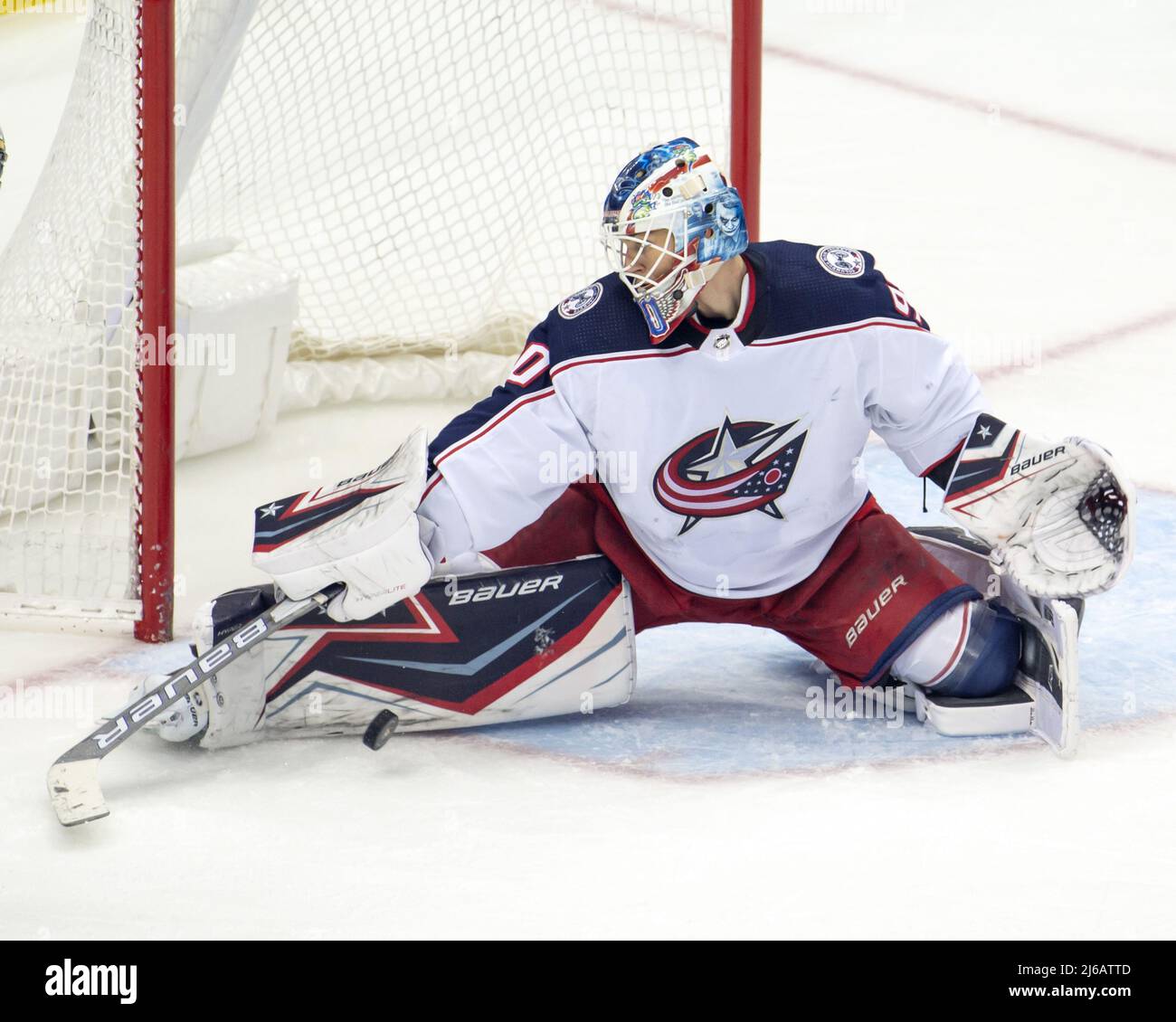 Columbus Blue Jackets Torhüter Elvis Merzlikins (90) spart sich in der zweiten Periode gegen die Pittsburgh Penguins in der PPG Paints Arena in Pittsburgh am Freitag, den 29. April 2022. Foto von Archie Corper/UPI Credit: UPI/Alamy Live News Stockfoto