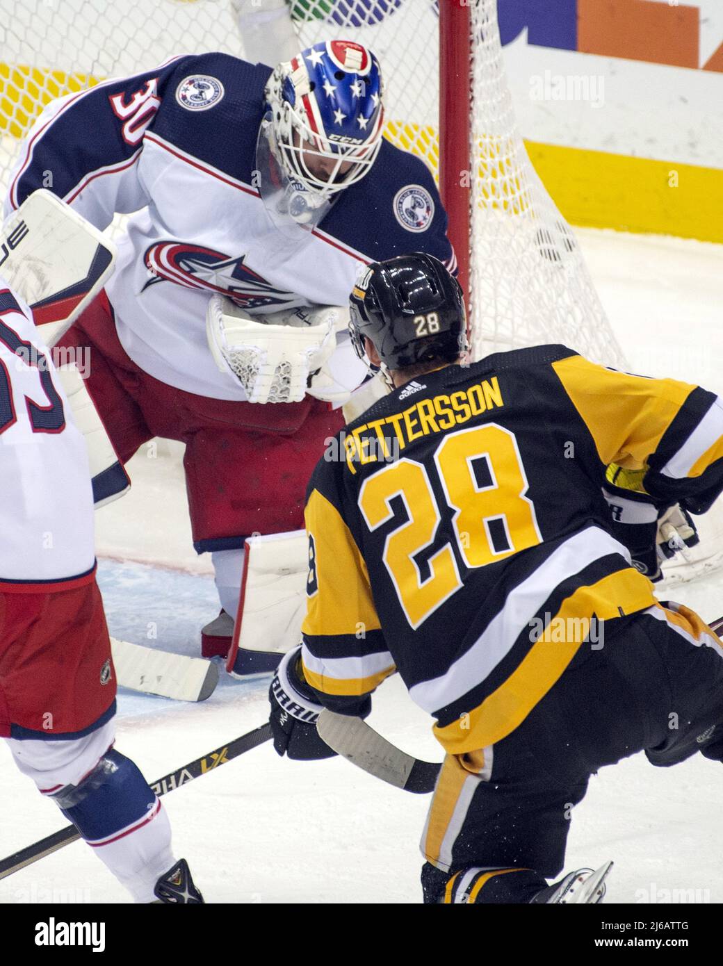 Pittsburgh Penguins Verteidiger Marcus Pettersson (28) erzielt das zweite Tor in der ersten Periode gegen die Columbus Blue Jackets in der PPG Paints Arena in Pittsburgh am Freitag, 29. April 2022. Foto von Archie Corper/UPI Credit: UPI/Alamy Live News Stockfoto