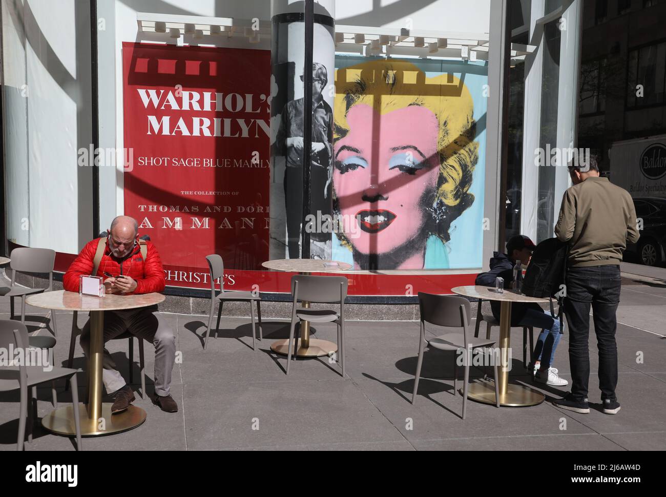 April 29, 2022, New York, New York, USA: Ein Blick auf die â €˜Shot Sage Blue Marilynâ €™ Zeichen von Andy Warhol außerhalb der Christieâ €™s Auktionshaus kommenden 20./21. Jahrhundert Verkauf statt bei Christieâ €™s Rockefeller Plaza. (Bild: © Nancy Kaserman/ZUMA Press Wire) Stockfoto