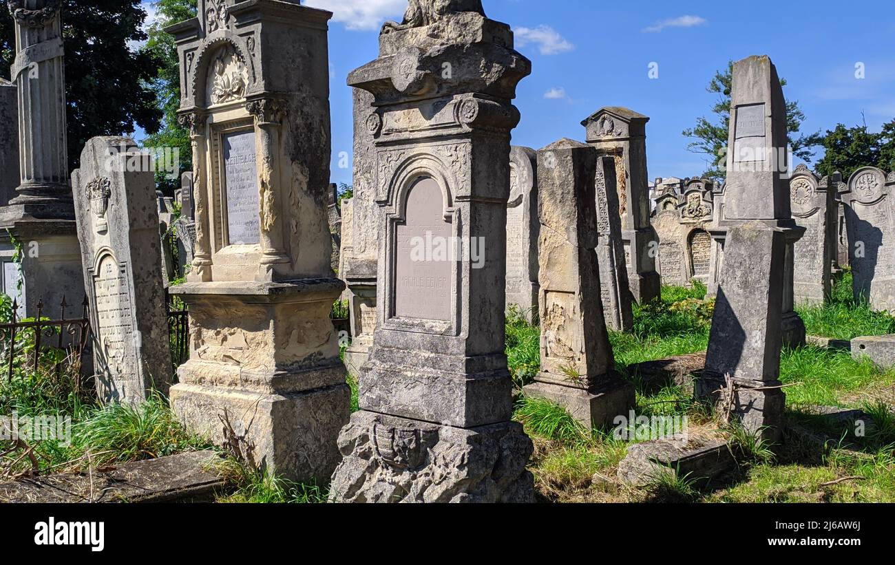 Czernowitz, Ukraine 02. aug 2021 Alter jüdischer Friedhof. Wackelige Grabsteine auf einem alten Friedhof Stockfoto