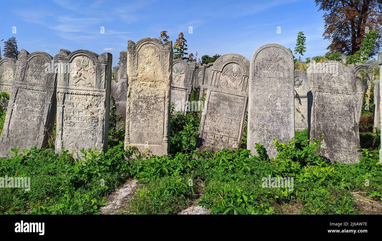Czernowitz, Ukraine 02. aug 2021 Alter jüdischer Friedhof. Wackelige Grabsteine auf einem alten Friedhof Stockfoto
