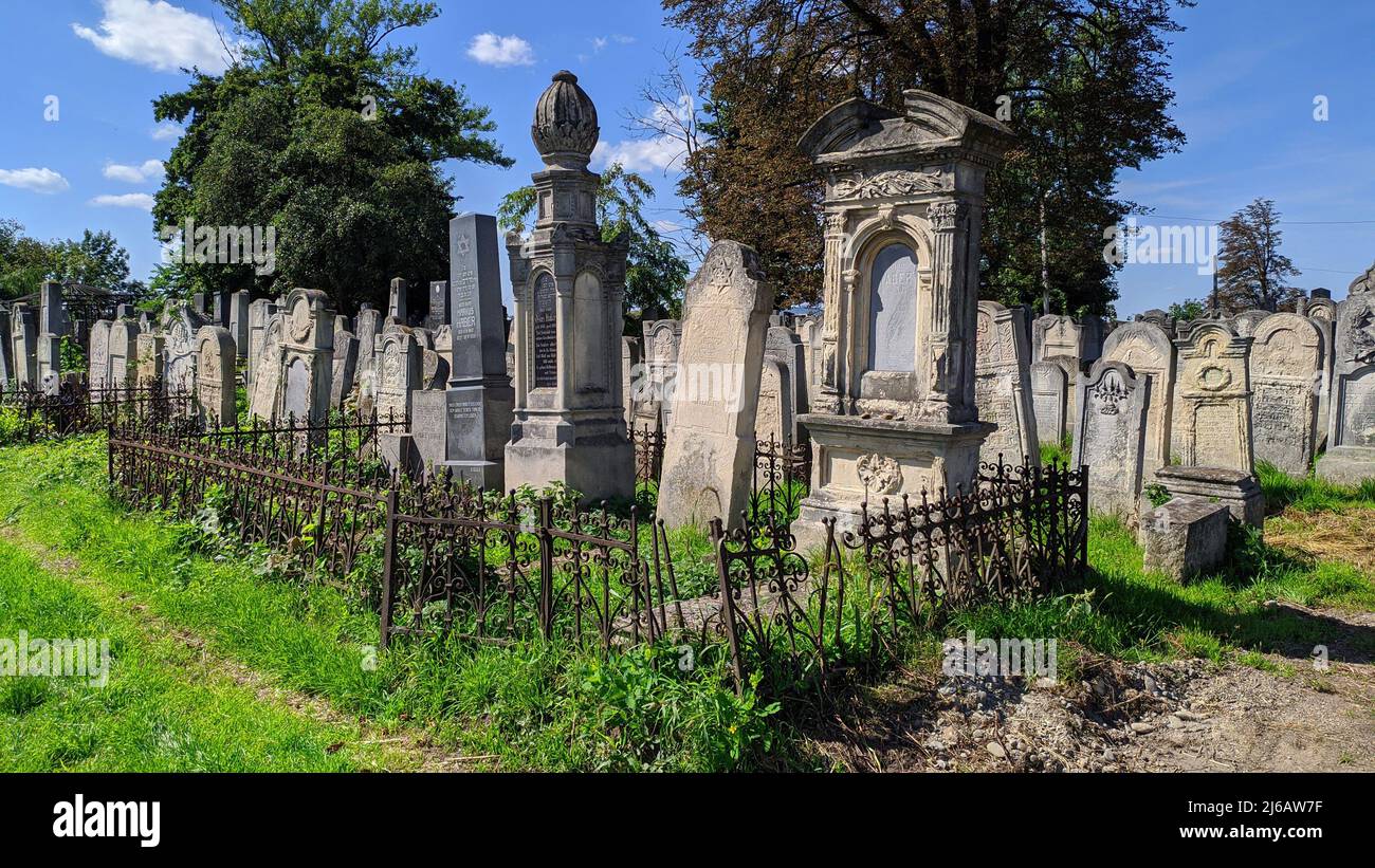 Czernowitz, Ukraine 02. aug 2021 Alter jüdischer Friedhof. Wackelige Grabsteine auf einem alten Friedhof Stockfoto