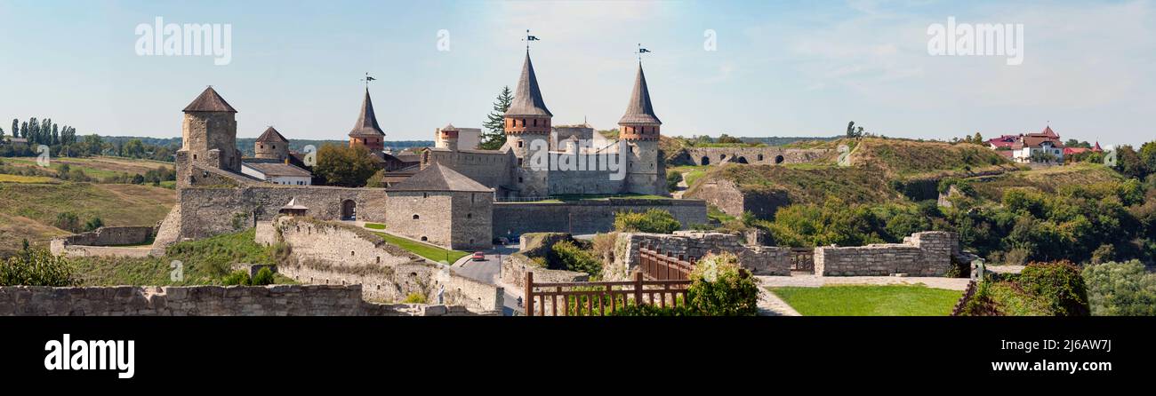 Kamyanets-Podilsky, Ukraine 07. sep 2021 großes Panorama der alten mittelalterlichen Festung Kamenets-Podolsky Ukraine Wahrzeichen Stockfoto