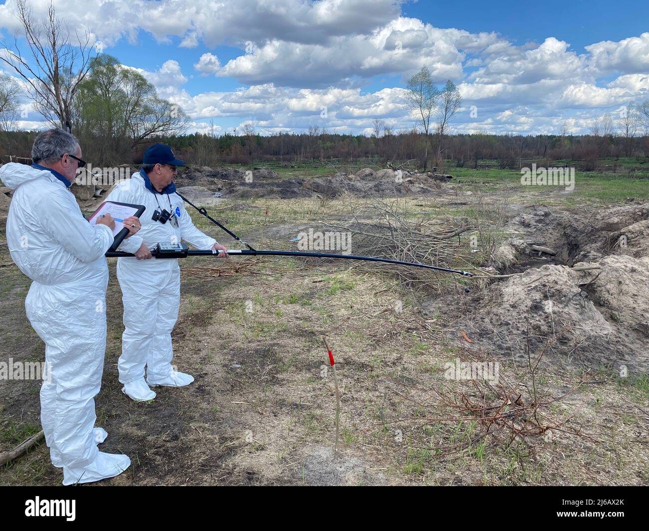 Experten der IAEA für nukleare Sicherheit führen radiologische Messungen in der Ausschlusszone um das Kernkraftwerk Chornobyl in der Ukraine durch. 27. April 2022. Stockfoto