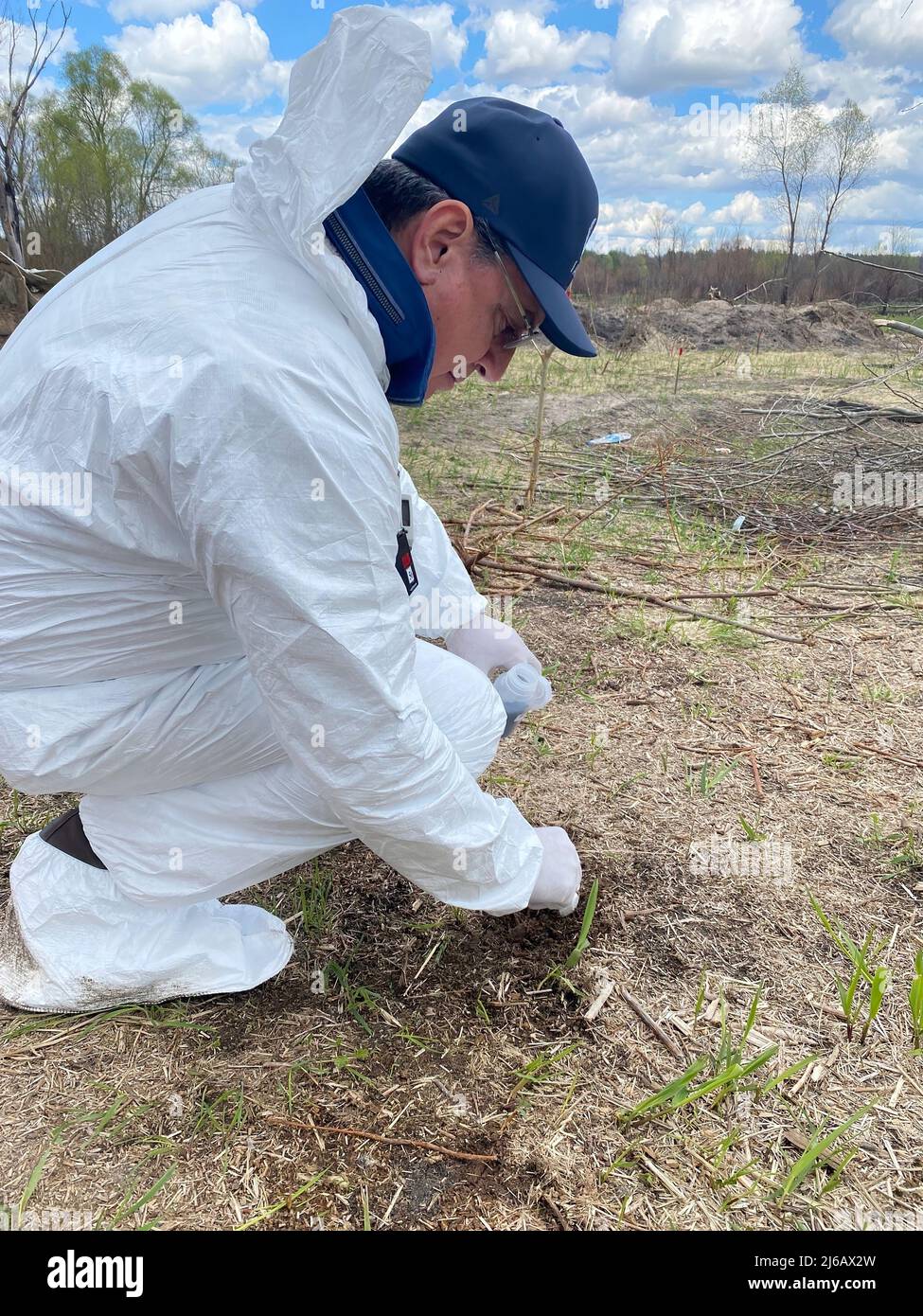 Experten der IAEA für nukleare Sicherheit führen radiologische Messungen in der Ausschlusszone um das Kernkraftwerk Chornobyl in der Ukraine durch. 27. April 2022. Stockfoto