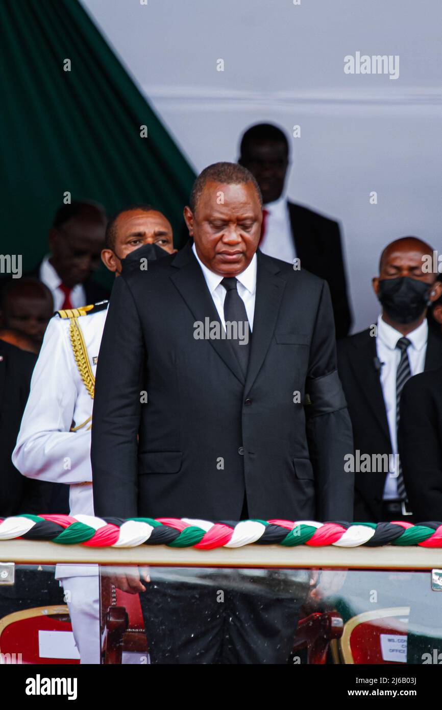 Der kenianische Präsident Uhuru Kenyatta verbeugt sich während eines Gedenkgottesdienstes für den verstorbenen Mwai Kibaki im Nyayo National Stadium in Nairobi. Staatsbestattungsdienst seiner Exzellenz Emilio Mwai Kibaki, ehemaliger Präsident der Republik Kenia, der am 22. April 2022 im Alter von 90 Jahren verstorben ist und am 30.. April 2022 in seinem Haus in Othaya, Kreis Nyeri, zur Ruhe kommen wird. (Foto von Boniface Muthoni / SOPA Images/Sipa USA) Stockfoto