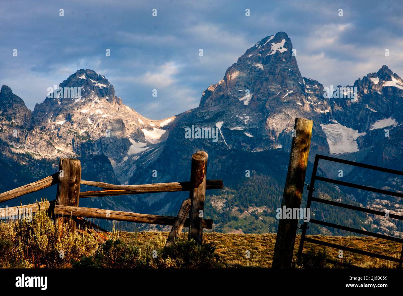 Malerischer Blick auf die große teton-Bergkette von hinter einem Holzzaun in der Bar BC Dude Ranch im großen teton-Nationalpark, WY Stockfoto