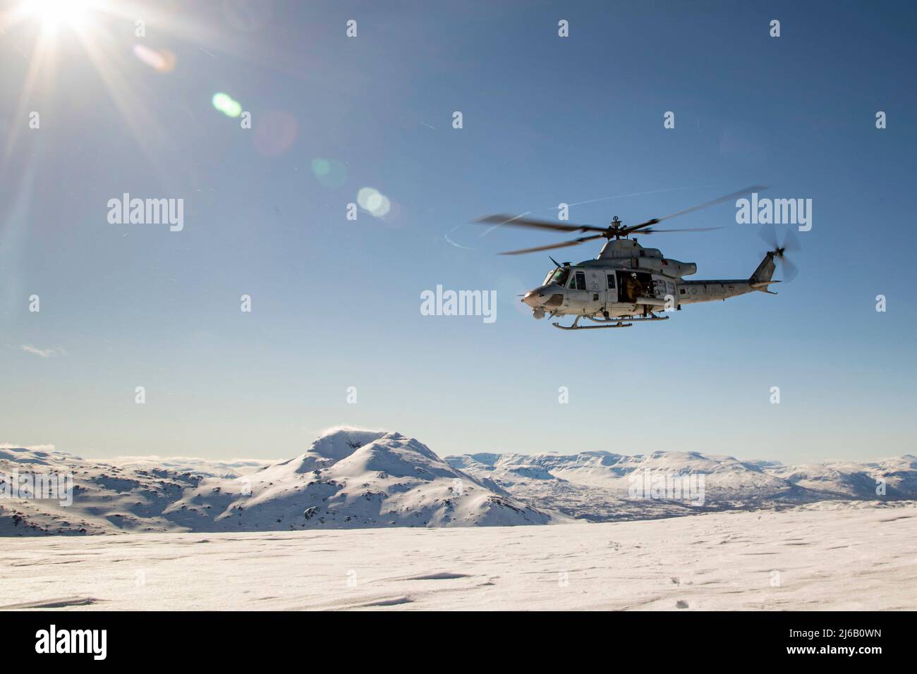 Apr 19, 2022 - Norwegen - Ein US Marine Corps UH-1Y Huey, das dem Luftkampfelement der Marine Expeditionary Unit 22. zugeordnet ist, fliegt während des Flugbetriebs am 19. April 2022 über gebirgiges Gelände in Norwegen. Die 22. MEU, an Bord der Kearsarge Amphibious Ready Group, ist die Teilnahme an einer bilateralen Ausbildungsveranstaltung mit dem Königreich der Norwayâ €™s Streitkräfte zur Stärkung der USA und Norwegen Interoperabilität, Gewährleistung gemeinsamer Fähigkeiten und standhaften Partnerschaften zwischen NATO-Verbündeten und Partnern. (Bild: © U.S. Marines/ZUMA Press Wire Service/ZUMAPRESS.com) Stockfoto