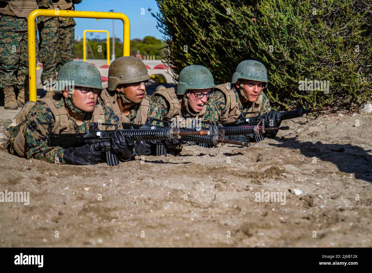 22. März 2022 - San Diego, Kalifornien, USA - Rekruten des US Marine Corps mit Alpha Company, 1. Rekrut Training Bataillon, nehmen am Bajonett-Angriffskurs am Marine Corps Recruit Depot San Diego, 22. März 2022 Teil. Der Kurs bestand aus verschiedenen Hindernissen, die die Art von Terrain Marines simulierten, die im Kampf auftreten können. (Bild: © U.S. Marines/ZUMA Press Wire Service/ZUMAPRESS.com) Stockfoto