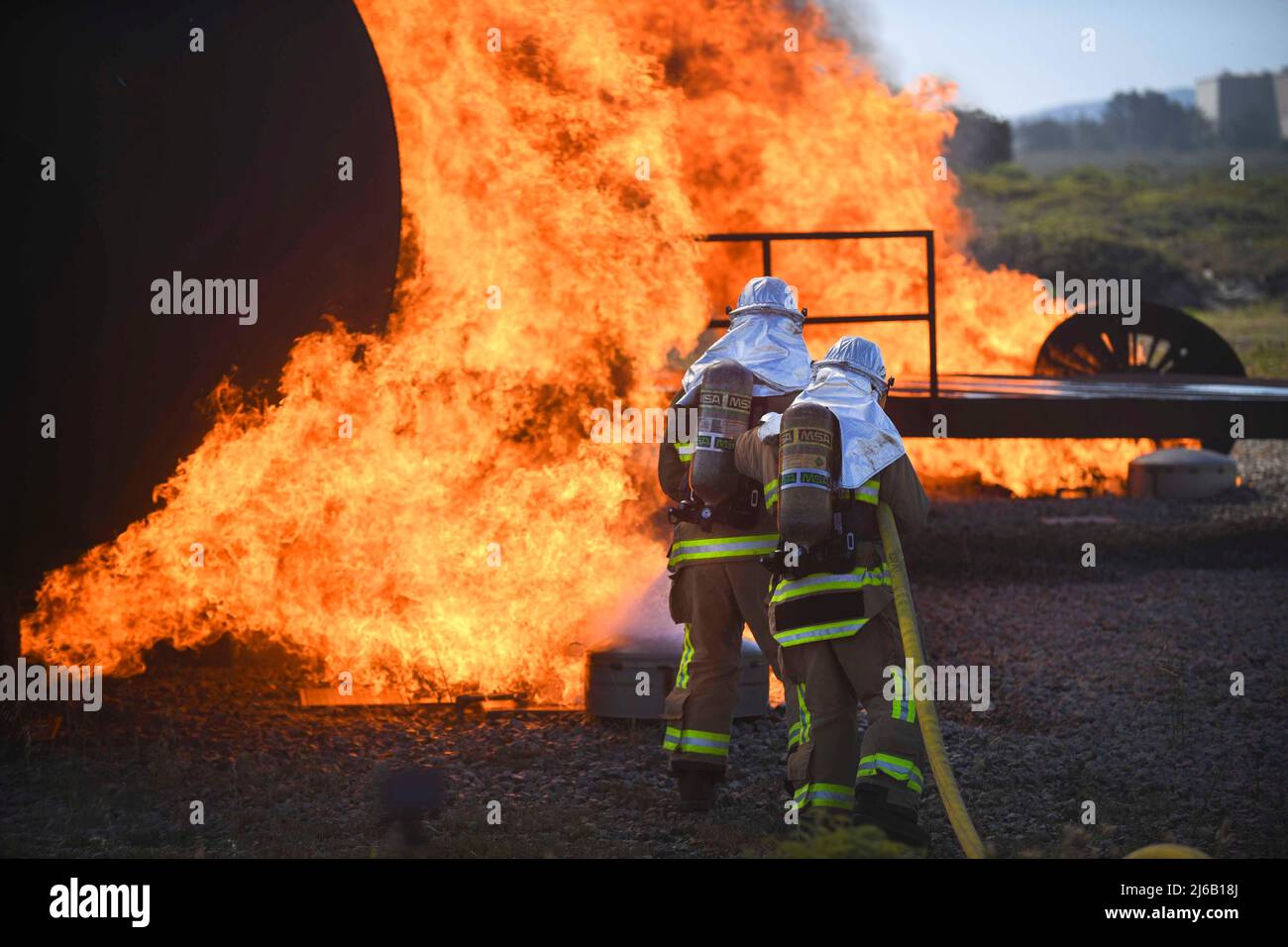 Apr 7, 2022 - Vandenberg Space Force Base, California, USA - Ein Team von Feuerwehrleuten hat während der gemeinsamen Trainingsübung des Integrierten Einsatzensembles für Feuerwehrmänner auf der Vandenberg Space Force Base, Kalifornien, 7. April 2022 ein Feuer um ein Trainingsflugzeug ausgelöst. Die Vandenberg Feuerwehr trainiert jährlich auf JFIRE, um ihre Zertifizierung zu behalten. (Bild: © U.S. Space Force/ZUMA Press Wire Service/ZUMAPRESS.com) Stockfoto