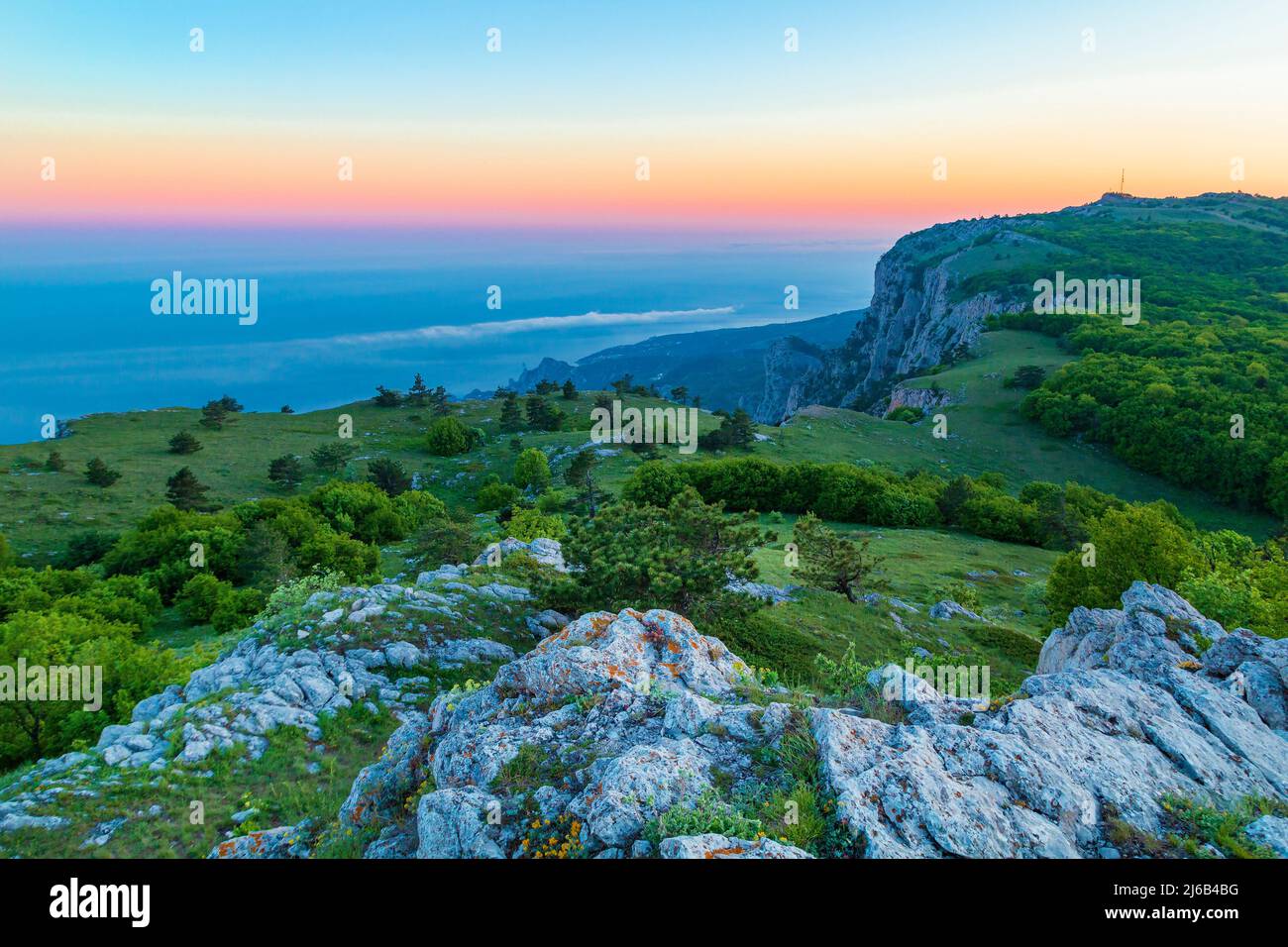 Leeres Stehen auf einem Bergblick mit Sonnenstrahlen am Abend. Stockfoto