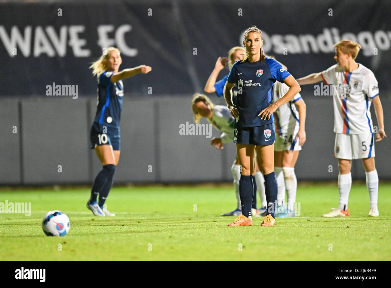 23. April 2022: Alex Morgan (13), Stürmer des San Diego Wave FC, wartet auf einen Freistoß während eines NWSL Challenge Cup Fußballmatches zwischen der OL Reign und dem San Diego Wave FC im Torero Stadium in San Diego, Kalifornien. Justin Fine/CSM Stockfoto