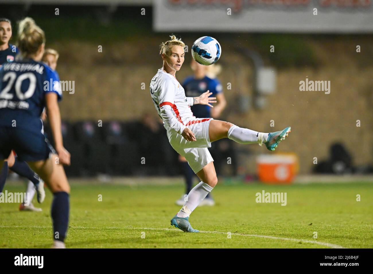 23. April 2022: OL Reign Mittelfeldspielerin Jessica Fishlock (10) während eines NWSL Challenge Cup Fußballmatches zwischen OL Reign und dem San Diego Wave FC im Torero Stadium in San Diego, Kalifornien. Justin Fine/CSM Stockfoto