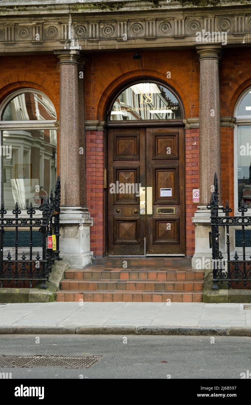 London, Großbritannien - 21. März 2022: Eingang zu den Studios der Royal Academy of Dramatic Art, bekannt als RADA, in Chenies Street, Camden, Central London. Stockfoto
