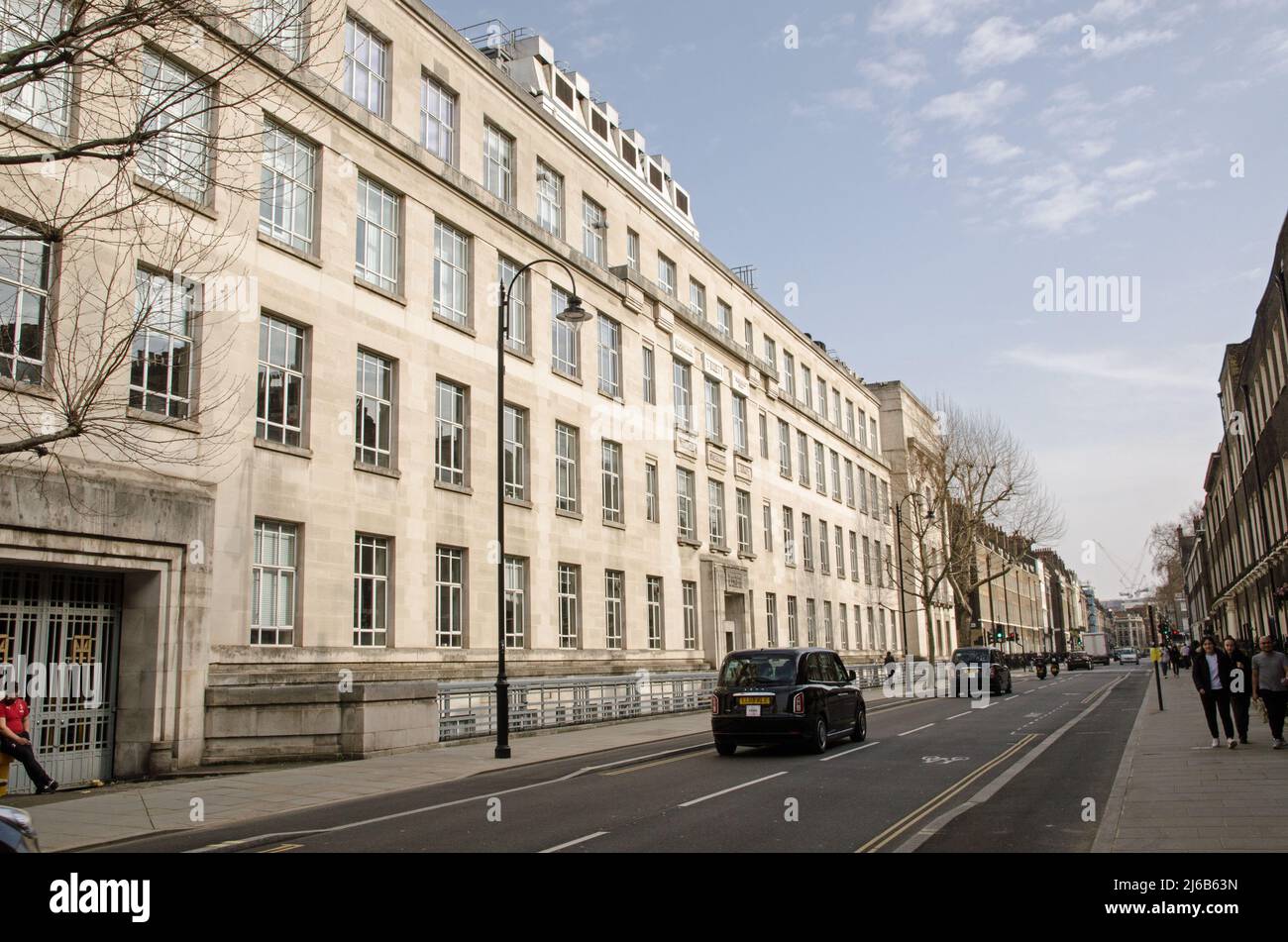 London, Großbritannien - 21. März 2022: Blick auf die Gower Street Fassade der weltberühmten London School of Hygiene and Tropical Medicine, Teil der Universit Stockfoto