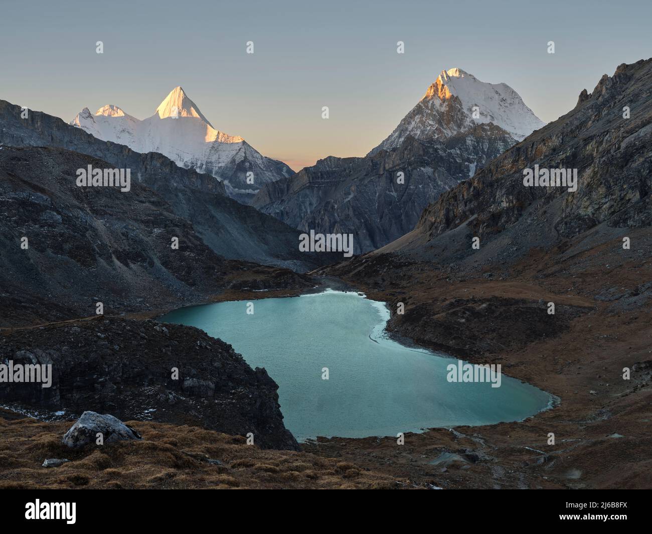 Mount jampayang, Mount chanadorje und See boyongcuo bei Sonnenaufgang im yading Nationalpark, daocheng County, provinz sichuan, china Stockfoto