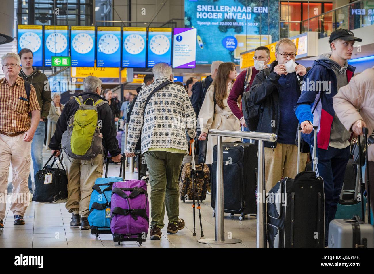 Schiphol, Niederlande. 30. April 2022. 2022-04-30 06:51:34 SCHIPHOL - Schiphol Airport ist sehr beschäftigt an diesem Wochenende. Der Flughafen ist mit einem erheblichen Personalmangel konfrontiert, da Hunderte von freien Stellen an den Check-in-Schaltern, an den Sicherheitskräften und im Gepäckkeller nicht besetzt werden können. ANP EVERT ELZINGA netherlands Out - belgium Out Credit: ANP/Alamy Live News Stockfoto