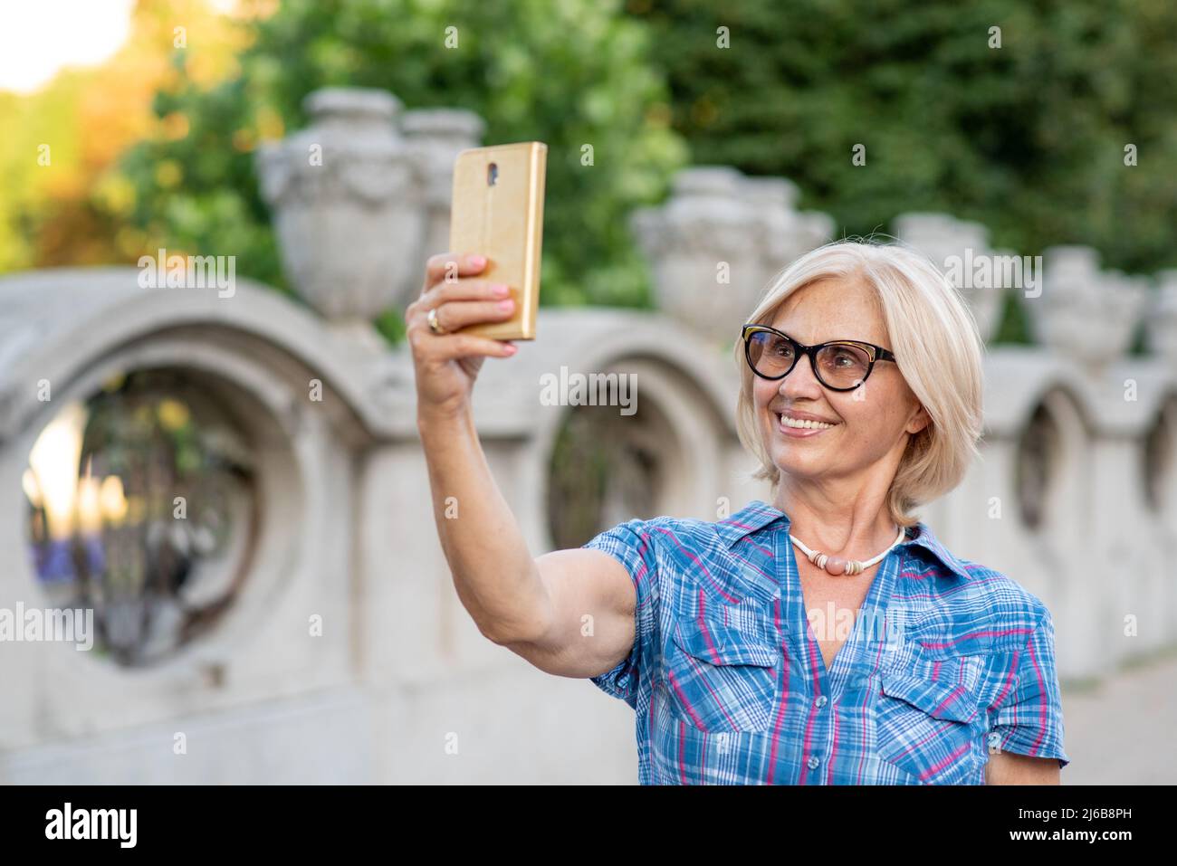 Schöne ältere Frau nimmt ein Selfie Stockfoto