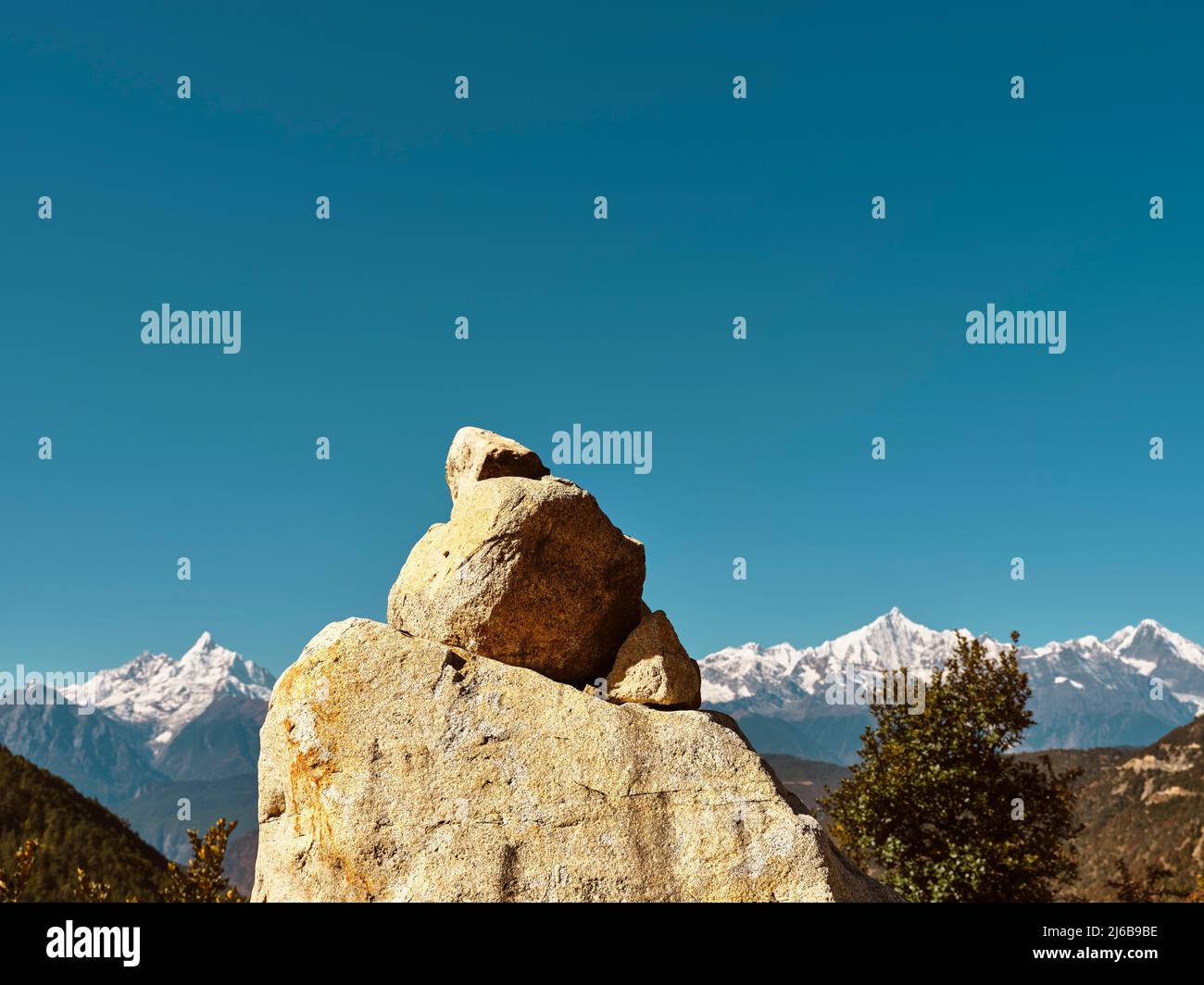 Riesiger Gebetsstein mit dem meili-Schneeberg im Hintergrund in der chinesischen provinz yunnan Stockfoto