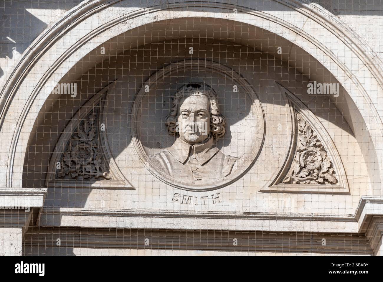 Steinarbeiten Detail auf Außen-, Commonwealth und Development Office Gebäude Gehäuse Regierungsabteilungen, London. Adam Smith, Philosoph, Ökonom Stockfoto