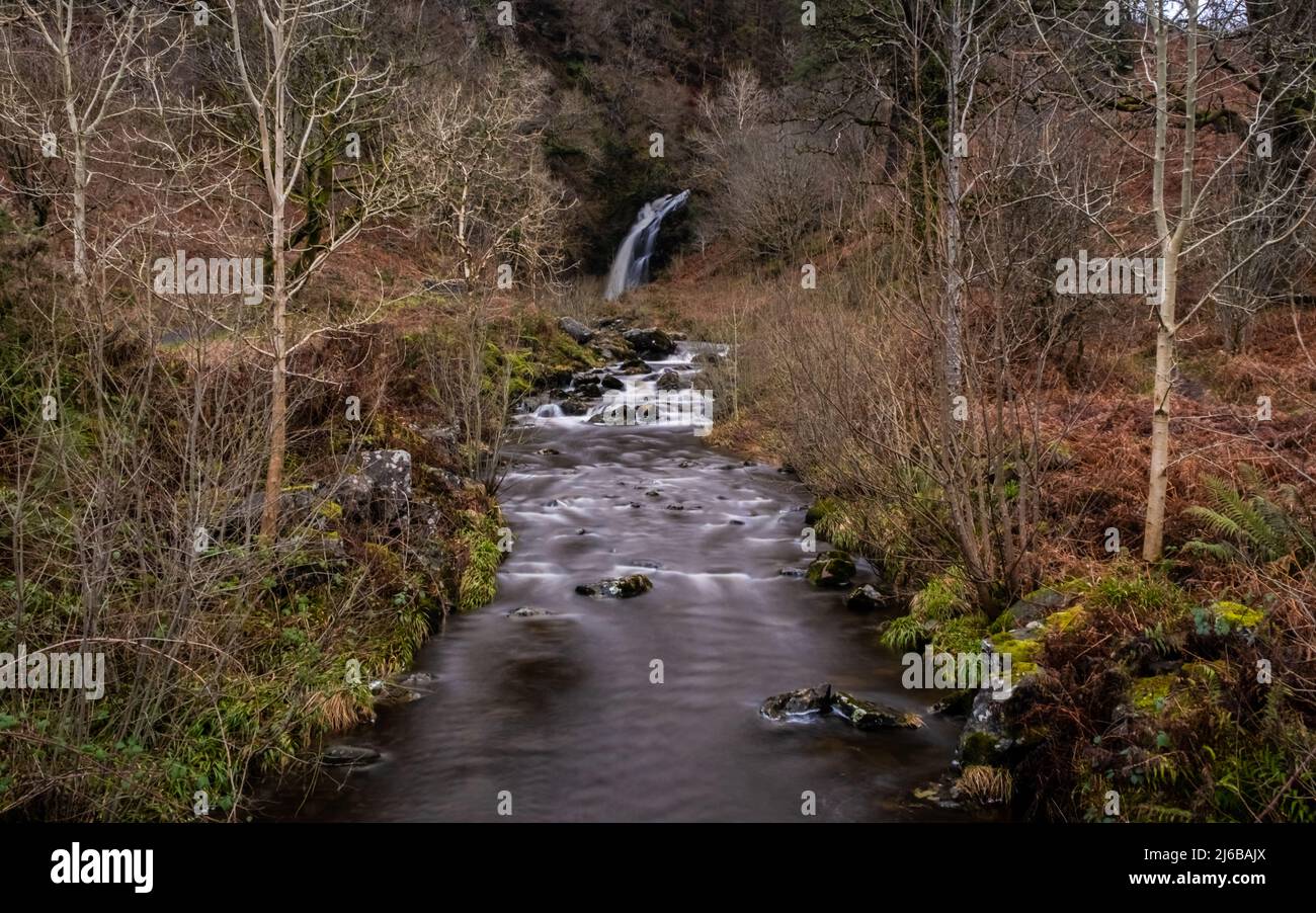 Gray Mare's Tail Wasserfall und Brandung im Winter, Galloway Forest Park, Schottland Stockfoto