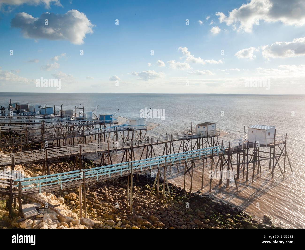 Reihen traditioneller Fischerhütten an der Küste von Talmont-sur-Gironde am Ufer der Gironde-Mündung nahe Royan, Charente Maritime, Frankreich Stockfoto