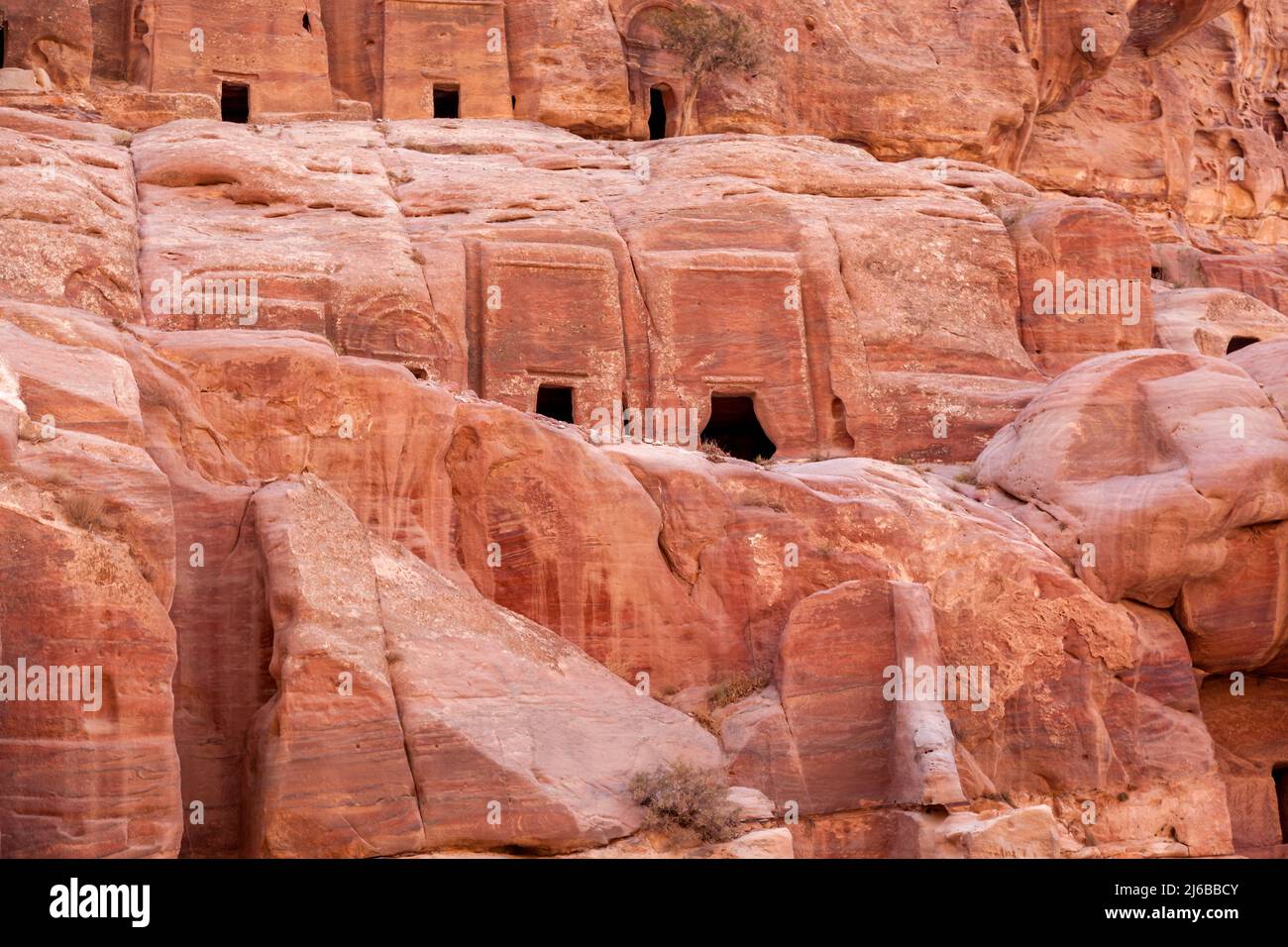 Höhlenwohnungen in der Rosenstadt Petra, Jordanien. Diese verlorene Stadt ist ein UNESCO-Weltkulturerbe und wurde 1812 wiederentdeckt. Stockfoto