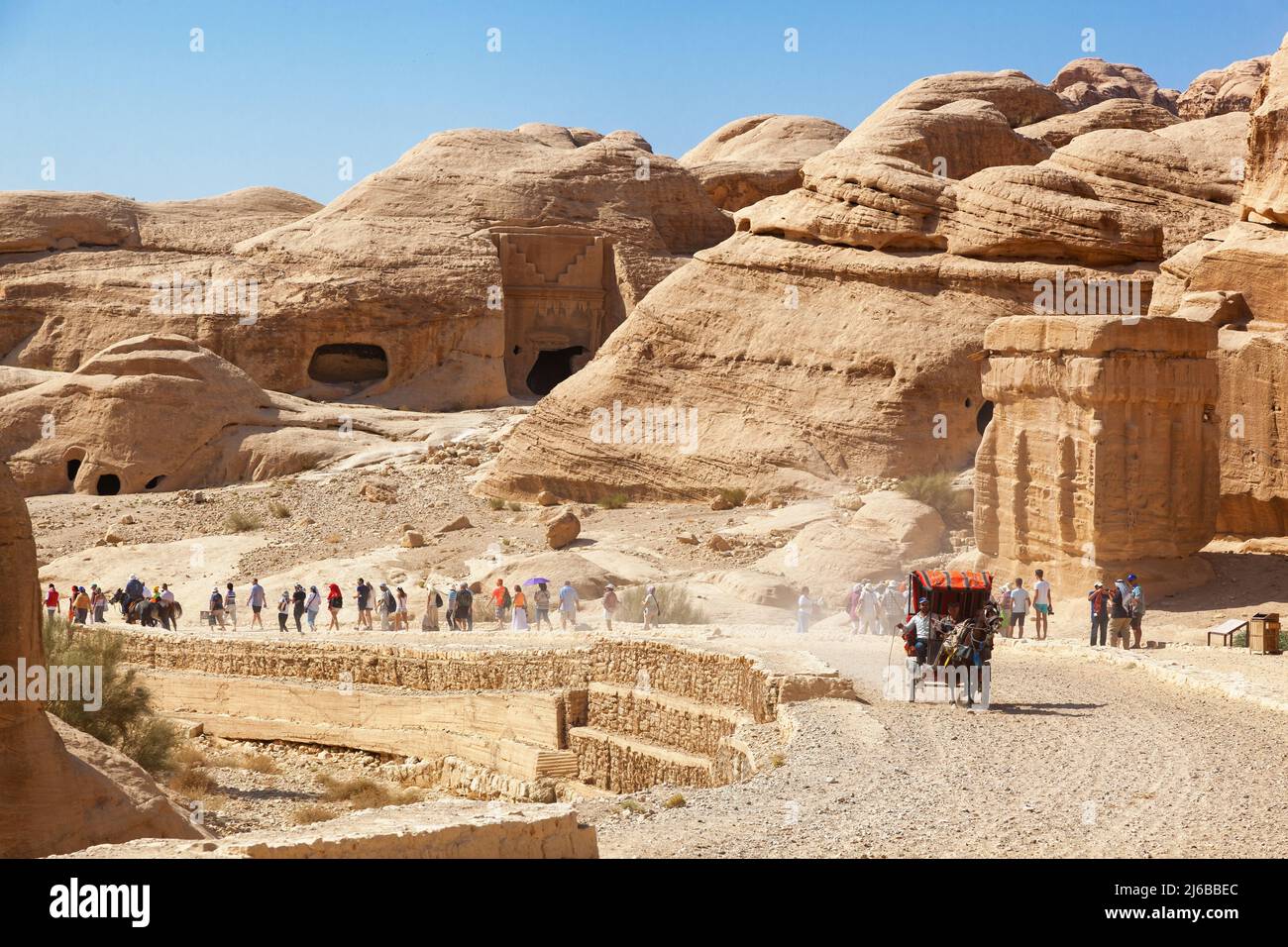 Petra, Jordanien - 19.. Oktober 2012: Touristen spazieren oder nehmen Kutschfahrten durch die geschnitzten Gebäude und Höhlen der verlorenen Stadt Petra, Jordanien, vor. UN Stockfoto