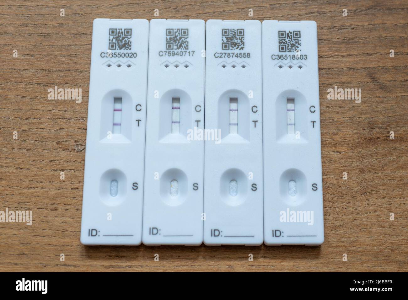 SARS CoV 2 Antigen, qualitative Schnelltestkassetten, positiv, vier, auf dem Tisch. Stockfoto