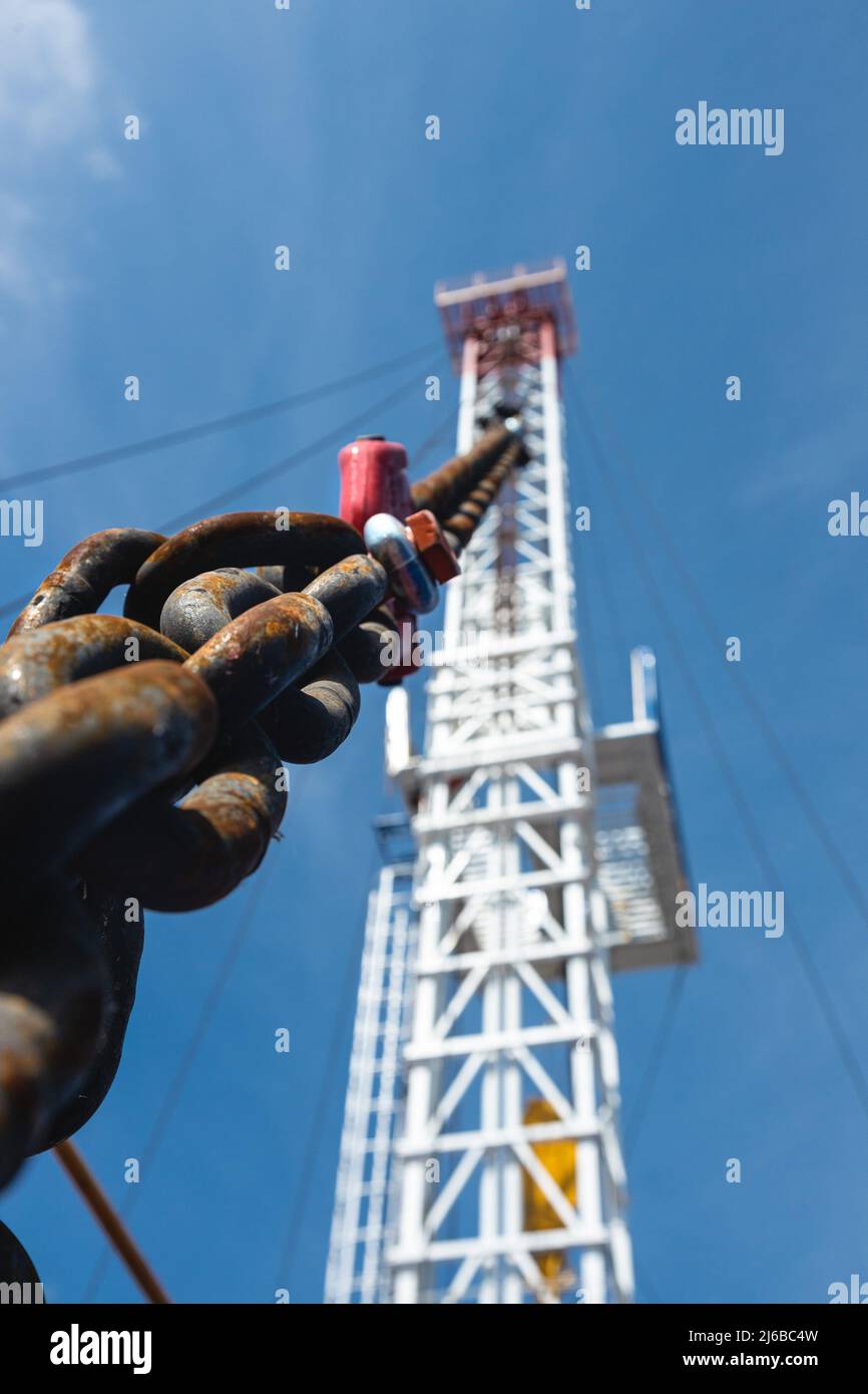 Mobiles Bohrgerät aus nächster Nähe. Bohren und Service von Öl- und Gasbrunnen Stockfoto