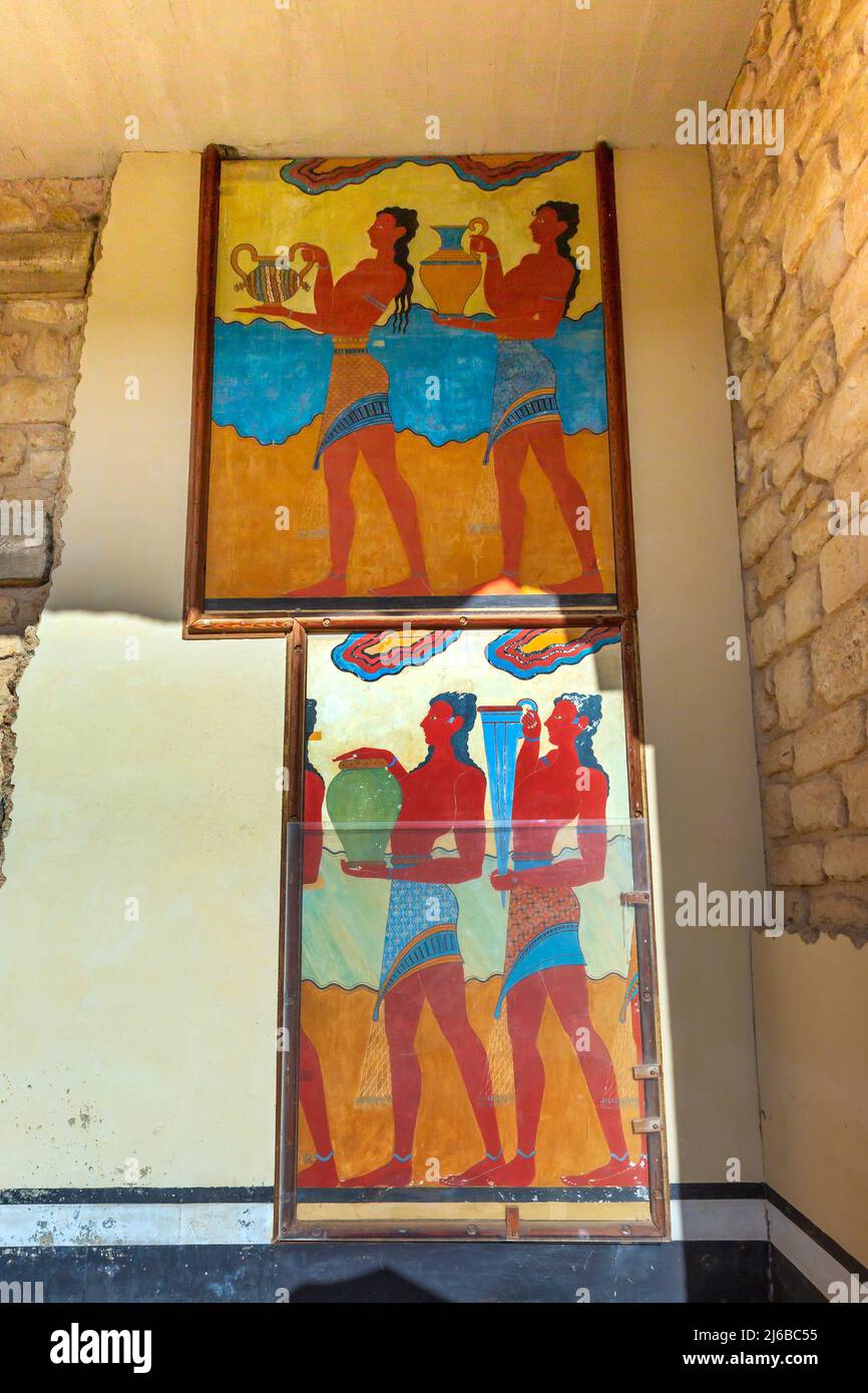 Knossos, Griechenland - 27. April 2019: Detail der Prozessionsfresko im Knossos Palast auf Kreta Stockfoto
