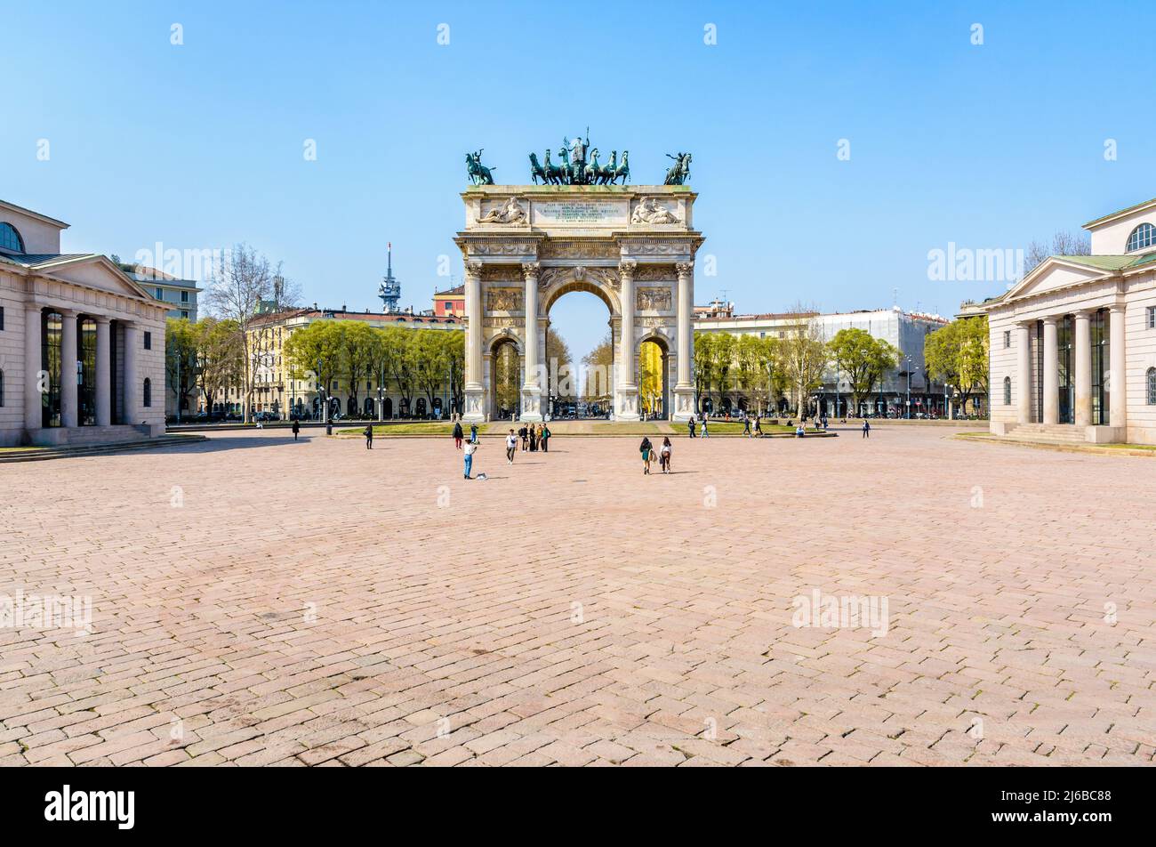 Gesamtansicht des Arco della Pace (Friedensbogen), eines neoklassischen Triumphbogens in der Porta Sempione (Simplonstor) in Mailand, Italien. Stockfoto