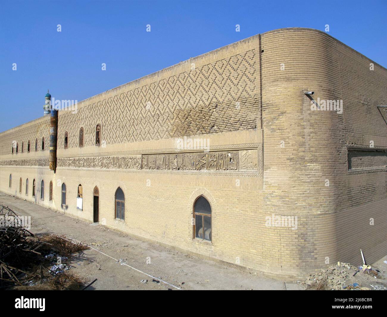 Mustansiriyye Madrasa wurde zwischen 1227 und 1233 erbaut. Der Blick von außen auf die Madrasah. Bagdad, Irak. Stockfoto