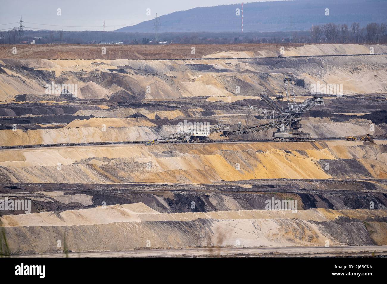 Eine Braunkohlenmine oder ein Braunkohlenbruch ist eine Tagebaumine, in der Braunkohle gefördert wird. Braunkohlebergwerke sind vor allem aus Deutschland, Polen und Tschechien bekannt Stockfoto