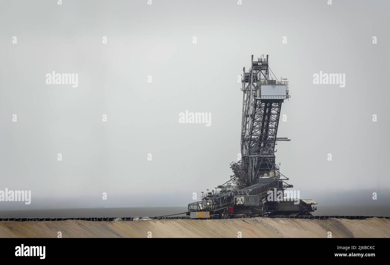 Eine Braunkohlenmine oder ein Braunkohlenbruch ist eine Tagebaumine, in der Braunkohle gefördert wird. Braunkohlebergwerke sind vor allem aus Deutschland, Polen und Tschechien bekannt Stockfoto