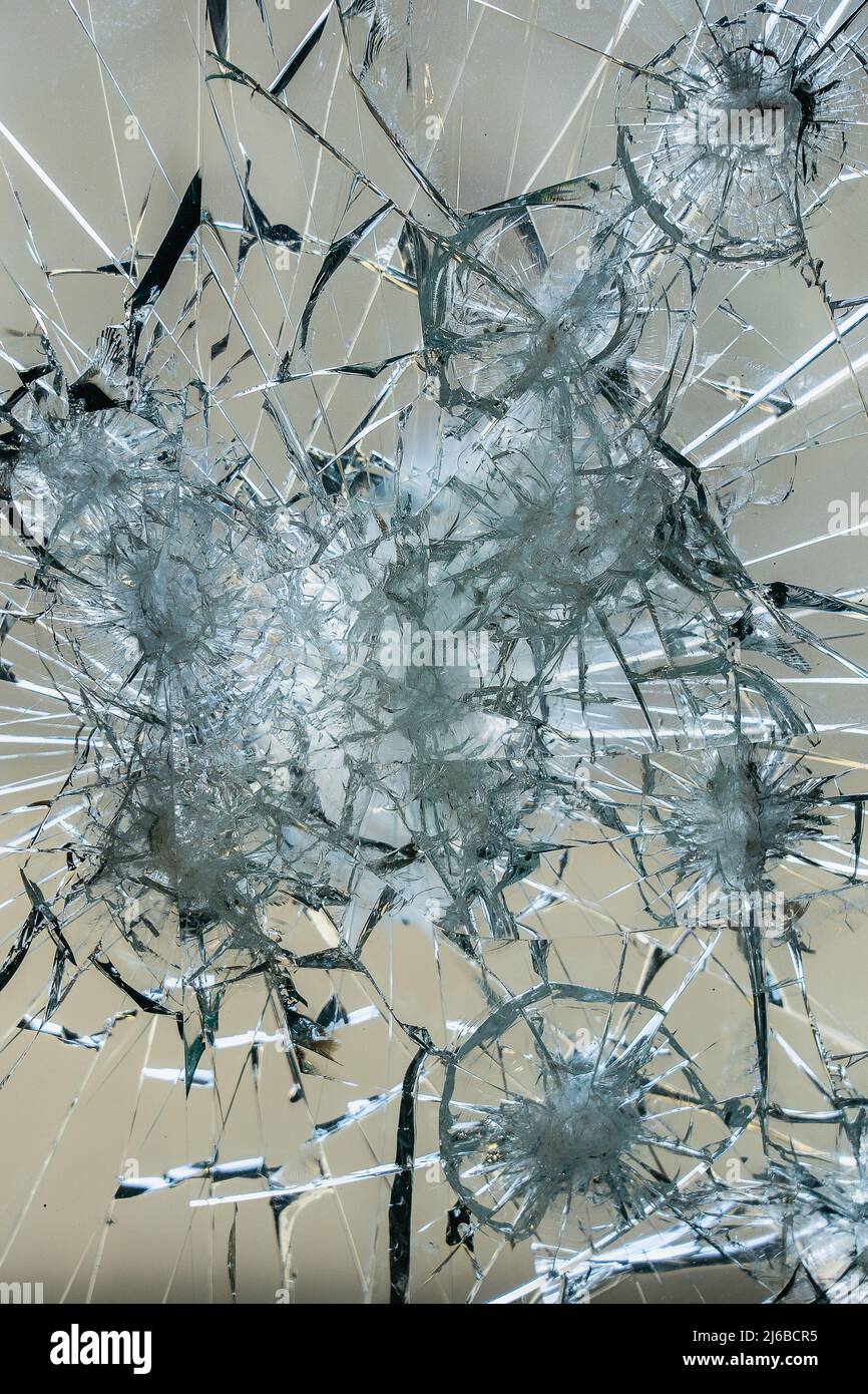 Ein stark beschädigtes Fenster mit großen Splitter und Risse. Vielleicht sogar Schuß auf, und es besteht aus kugelsicherem Glas Stockfoto