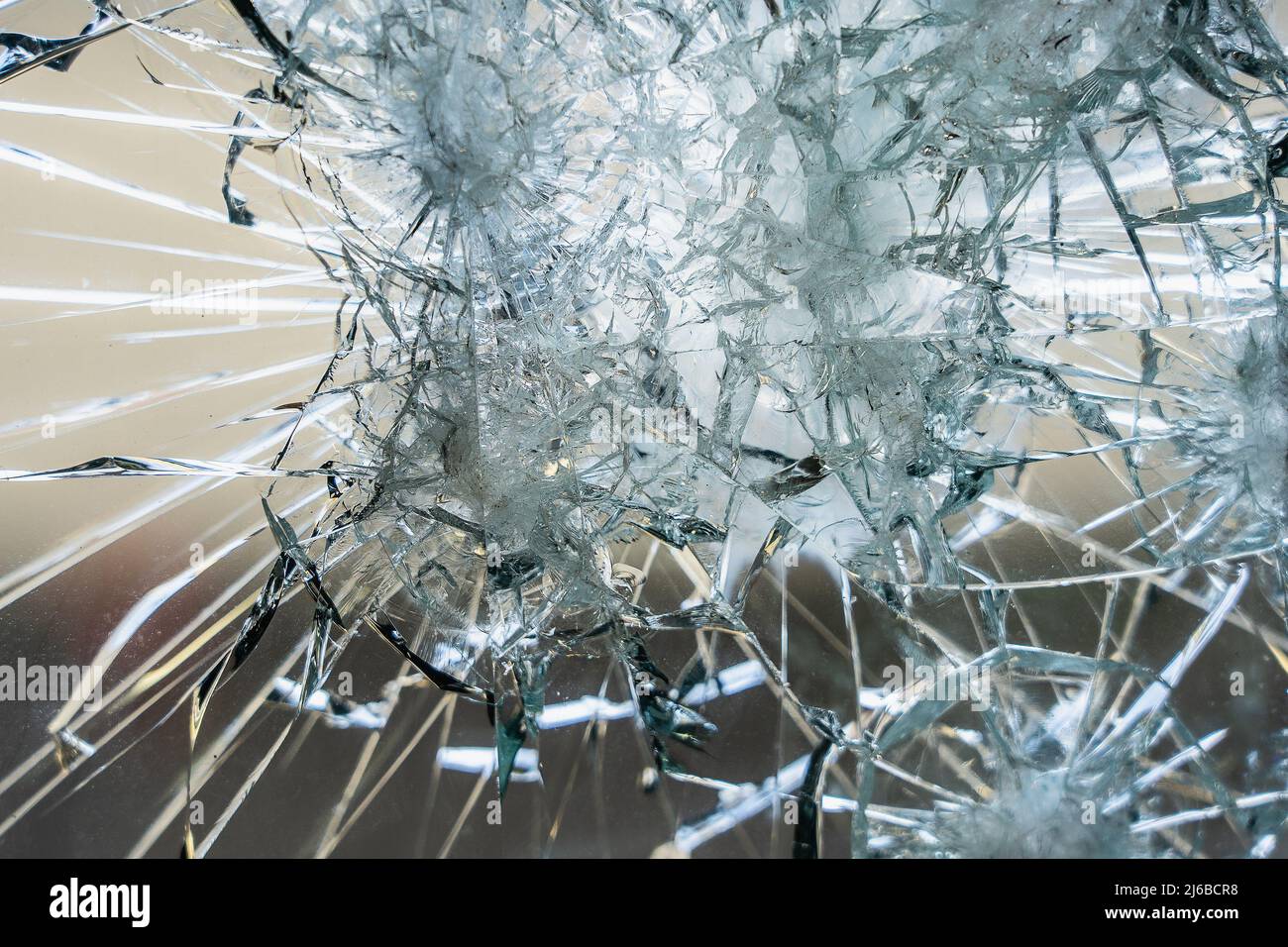 Ein stark beschädigtes Fenster mit großen Splitter und Risse. Vielleicht sogar Schuß auf, und es besteht aus kugelsicherem Glas Stockfoto