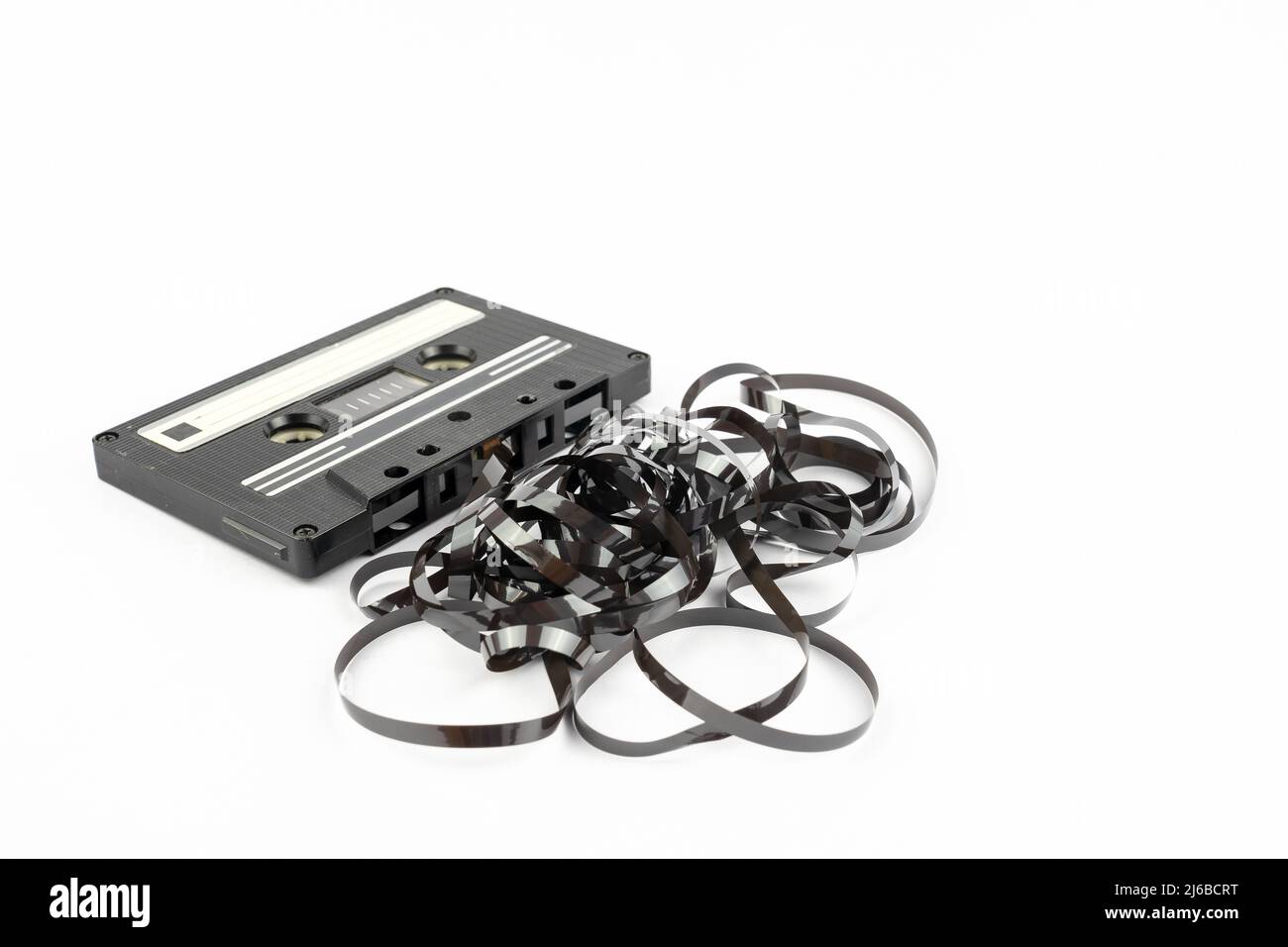Dies zeigt ein bekanntes Problem mit den altmodischen kompakten Cessettes: Das Band, das früher herauskam, machte die Kassette nutzlos Stockfoto