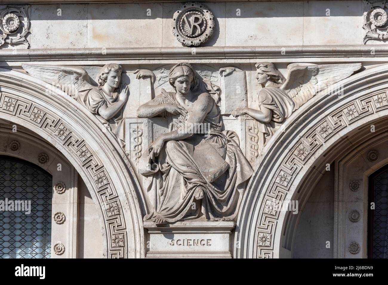 Steinarbeiten Details über Gebäude des Außenministeriums, des Commonwealth und des Entwicklungsbüros für Wohnungen von Regierungsbehörden, London, Großbritannien. Wissenschaftliche Skulptur Stockfoto