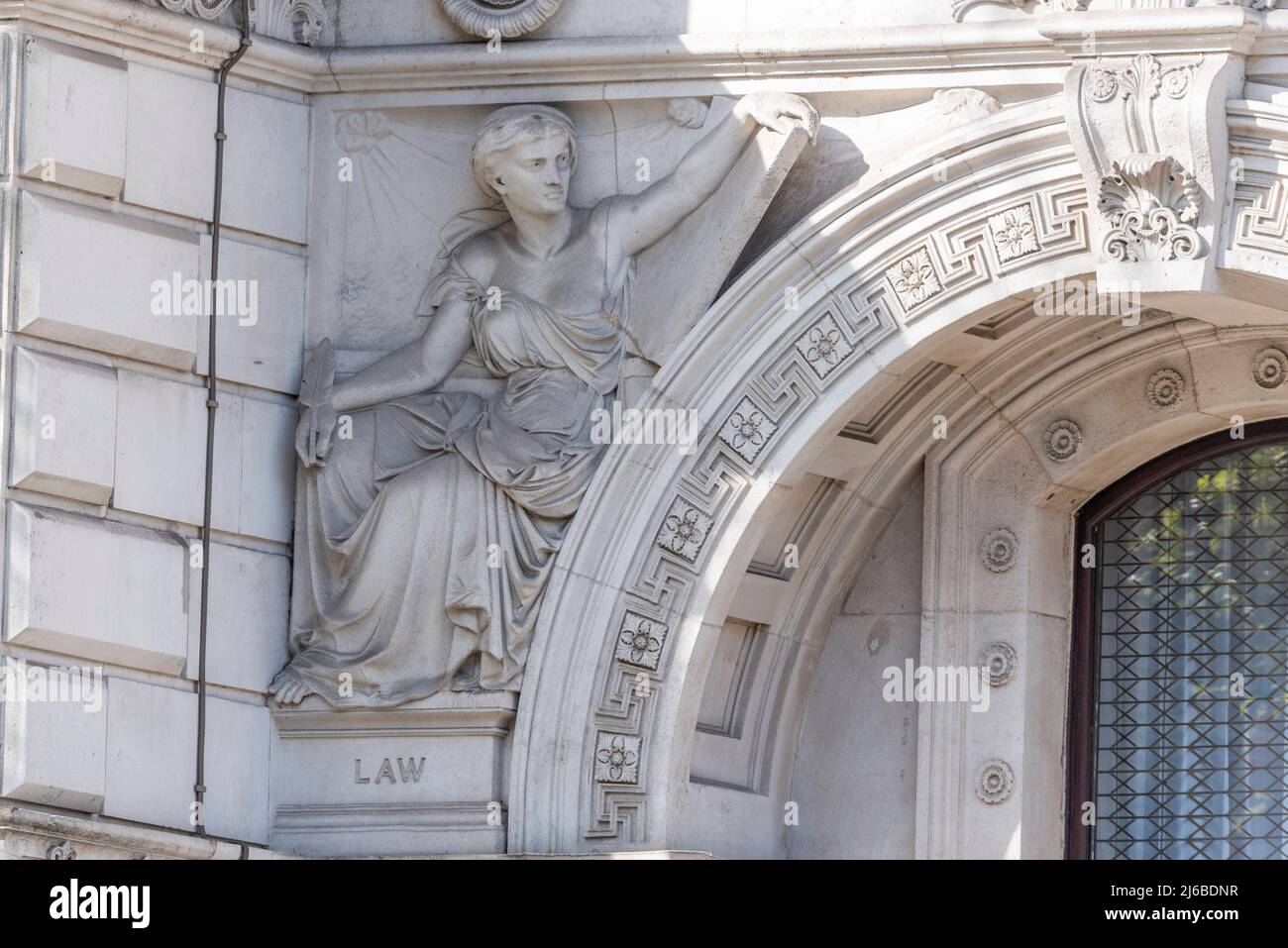 Steinarbeiten Details über Gebäude des Außenministeriums, des Commonwealth und des Entwicklungsbüros für Wohnungen von Regierungsbehörden, London, Großbritannien. Gesetz, allegorische Figur Stockfoto