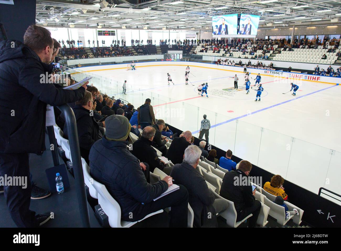 NHL und andere Scouts beobachten und beurteilen die jungen Spieler und Talente im Spiel FINNLAND - KANADA 6-5 (OT) IIHF U18 JUNIOREN-EISHOCKEY-WELTMEISTERSCHAFT Viertelfinale in Kaufbeuren, Deutschland, 28. Apr 2022, Saison 2021/2022 © Peter Schatz / Alamy Live News Stockfoto