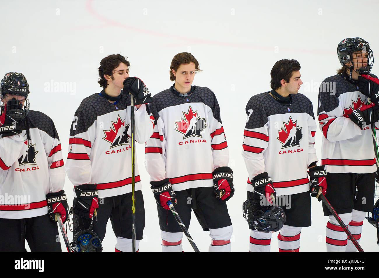 Team Canada traurig nach dem Spiel FINNLAND - KANADA 6-5 (OT) IIHF U18 JUNIOREN-EISHOCKEY-WELTMEISTERSCHAFT Viertelfinale in Kaufbeuren, Deutschland, 28. Apr 2022, Saison 2021/2022 © Peter Schatz / Alamy Live News Stockfoto