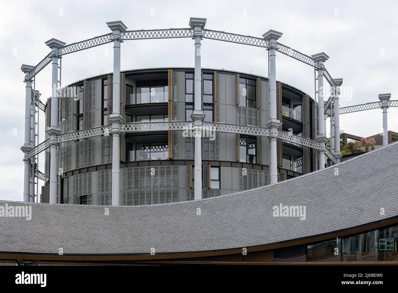 LONDON, Großbritannien - 27. APRIL 2022: Außenansicht der Wohnanlage Gasolders in King's Cross Stockfoto