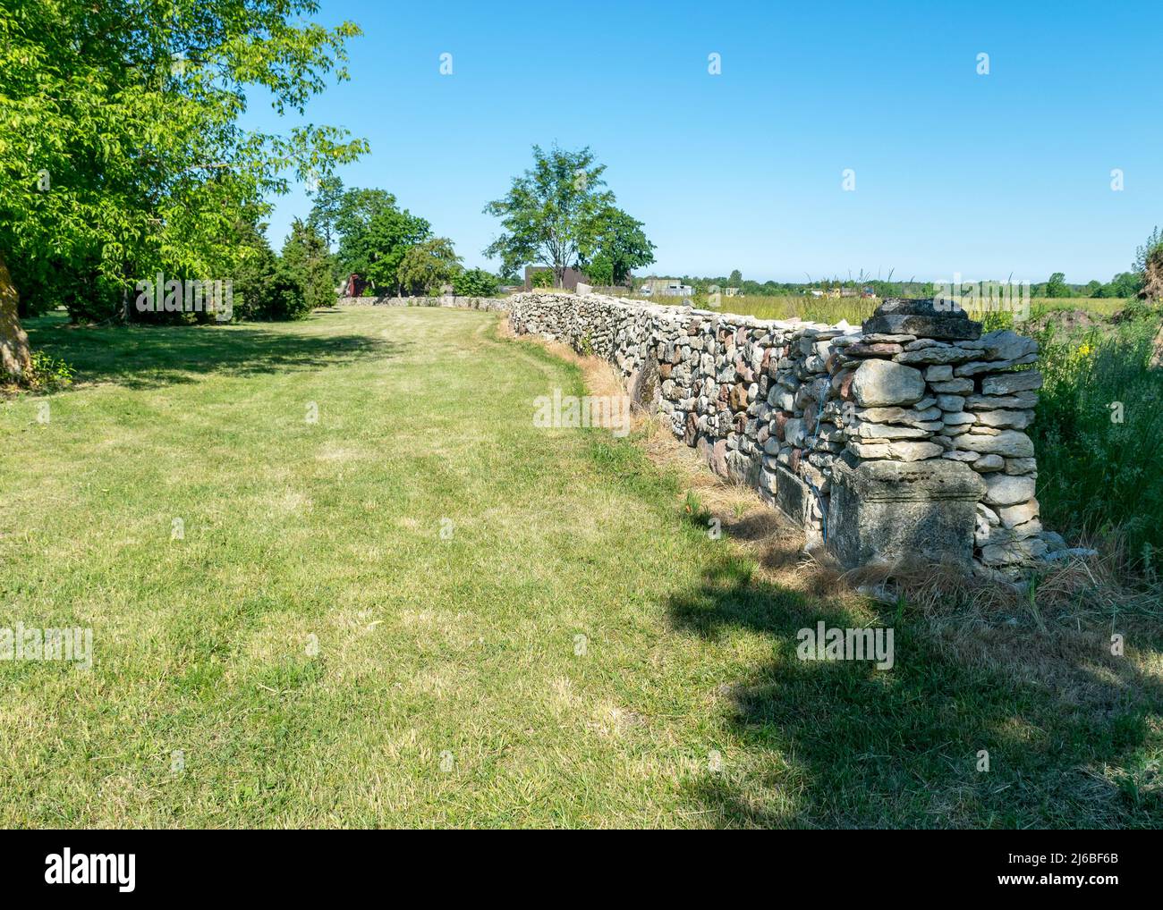 Landschaft mit einem niedrigen Steinzaun auf der Insel Saaremaa, Estland Stockfoto