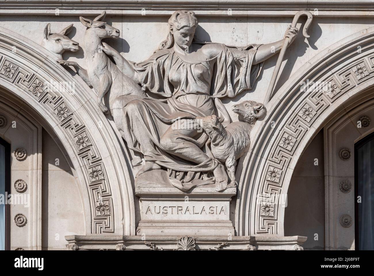 Steinarbeiten Detail auf Außen-, Commonwealth und Development Office Gebäude Gehäuse Regierungsabteilungen, London. Australasia Skulptur mit Känguru Stockfoto