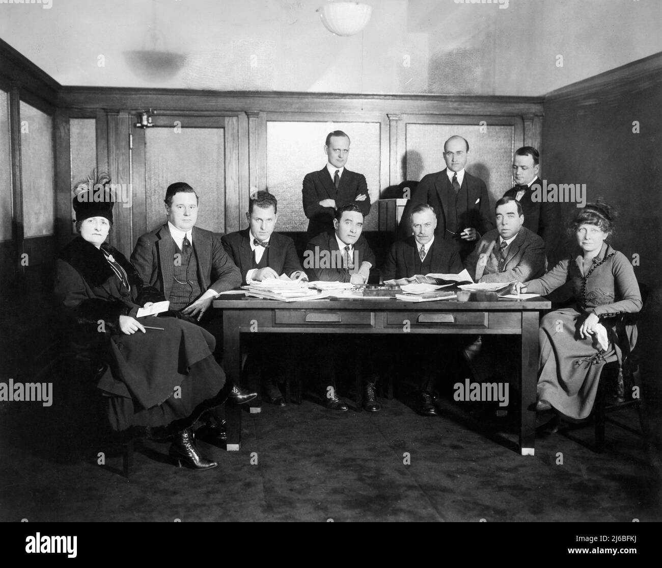 GOLDWYN PICTURES CORPORATION Advisory Board of Famous Authors Anfang 1917 mit EDITH ELLIS, Autor von links, ROI COOPER MEGRUE, Regisseur RALPH W. INCE, 1. Vizepräsident und Autor Produzent EDGAR SELWYN, Schriftsteller ROBERT W. CHAMBERS, Die Schriftstellerin IRVING S. COBB und die Schriftstellerin und Chefberaterin MARGARET MAYO sind von links zurück Schatzmeisterin CROSBY GAIGE, Präsident SAMUEL GOLDFISH aka GOLDWYN, und 2. Vice President und Production Chief ARTHUR HOPKINS Stockfoto