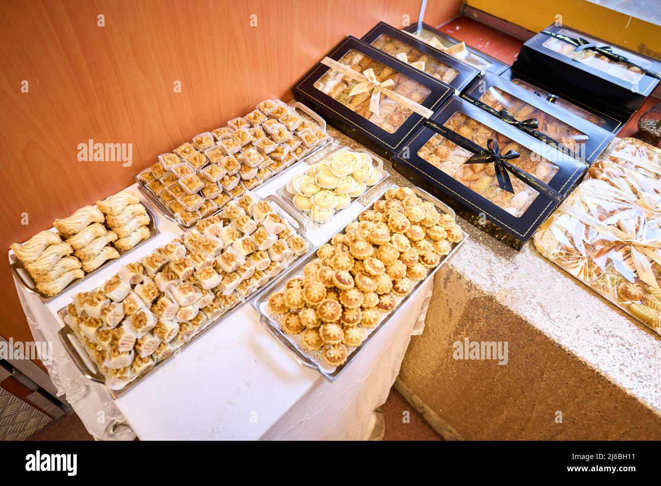 2022-04-30 11:12:47 DEN HAAG - in Vorbereitung für das Zuckerfest werden Delikatessen in der Bäckerei am Ende des Ramadan zubereitet. Der islamische Fastenmonat ist vorbei. Muslime auf der ganzen Welt dürfen tagsüber wieder essen, trinken und rauchen. Sie feiern das Ende des Fastens mit Eid al-Fitr, auch bekannt als das Zuckerfest. ANP PHIL NIJHUIS niederlande Out - belgien Out Stockfoto