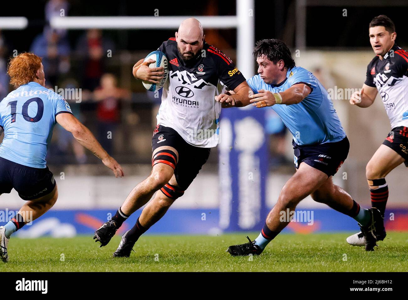 Sydney, Australien, 30. April 2022. Der Kreuzfahrer spielt den Ball während des Super Rugby-Spiels zwischen den NSW-Waratahs und den Kreuzfahrern im Leichhardt Oval am 30. April 2022 in Sydney, Australien. Quelle: Pete Dovgan/Speed Media/Alamy Live News Stockfoto